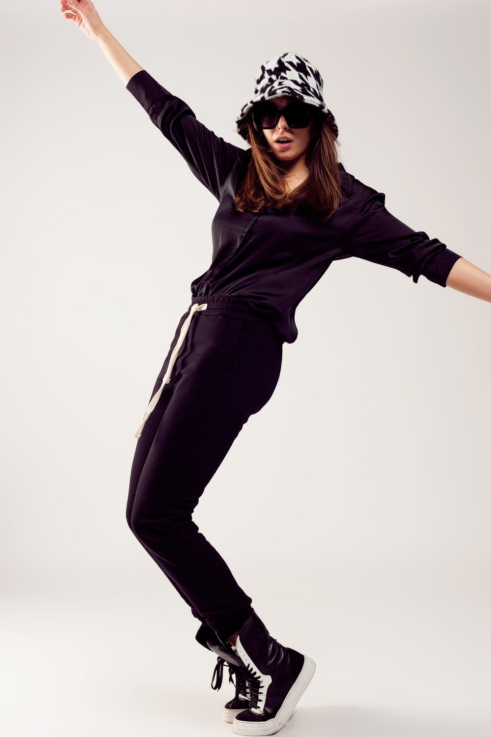 Cotton jogger in black Q2 Pants BoutiqueLua