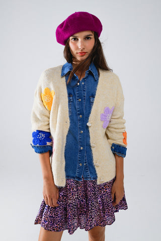 Cardigan creme com flores bordadas