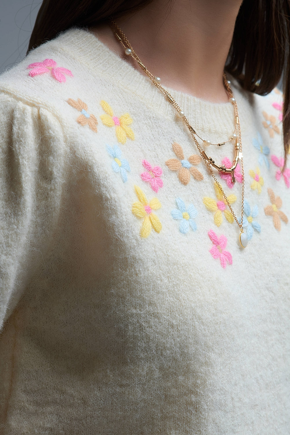 Cream chunky knit short-sleeved sweater with pastel-colored embroidered flowers - Sweaters