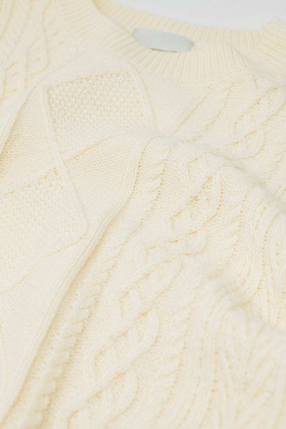 Pull en maille douce couleur crème avec motif torsadé