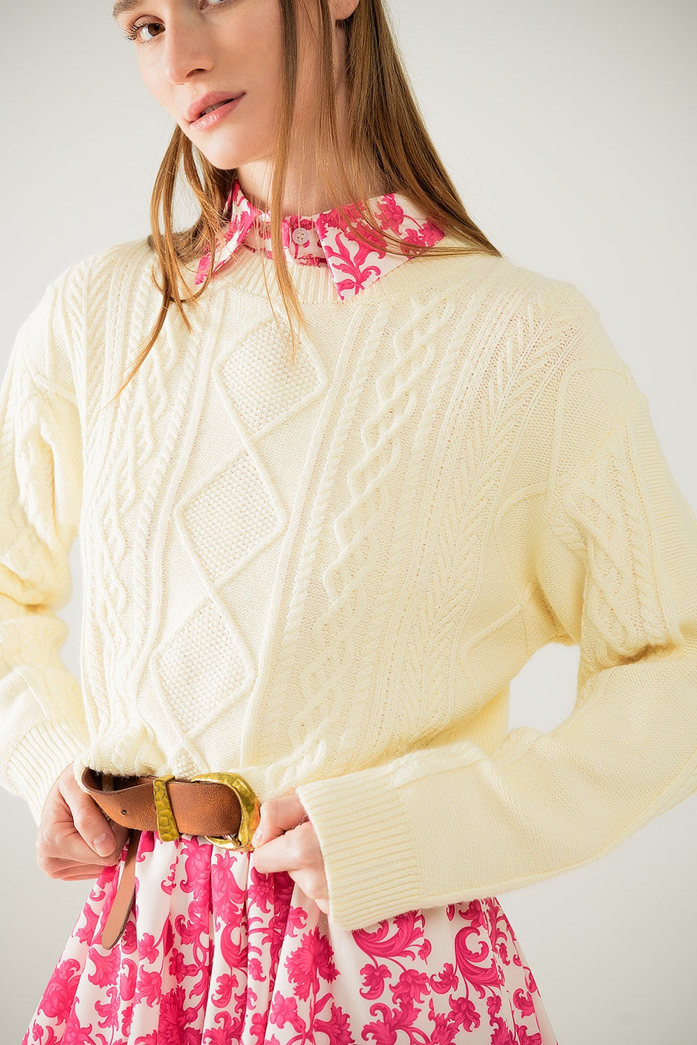 Pull en maille douce couleur crème avec motif torsadé