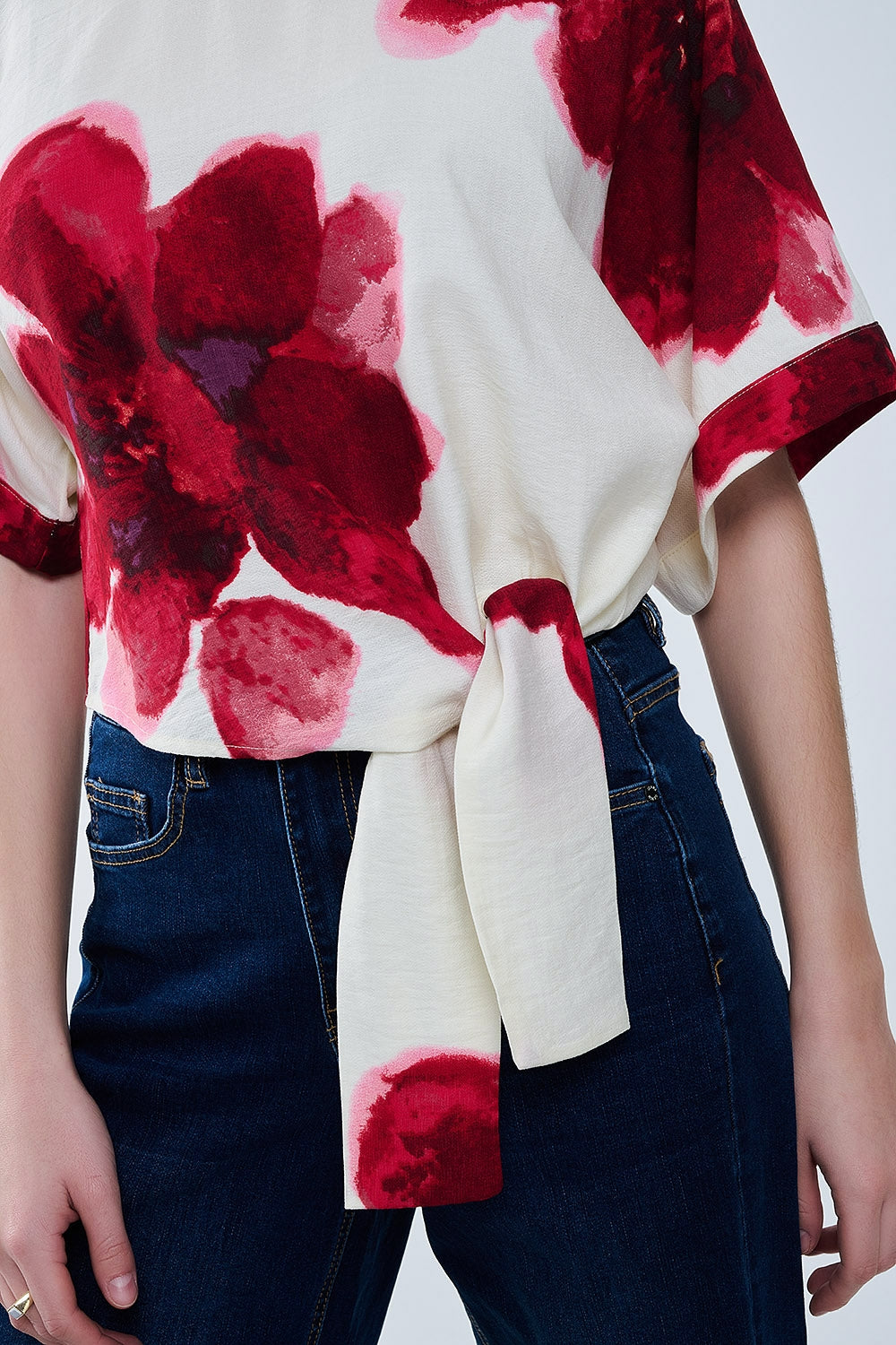 Cropped Beige Blouse With Tropical Floral Print in Red Tied At The Waist - Blouses