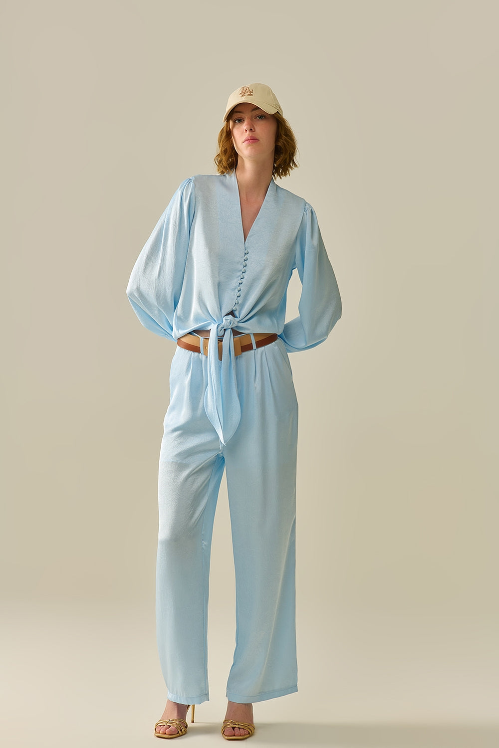 Cropped buttoned Shirt In Blue Featuring knot