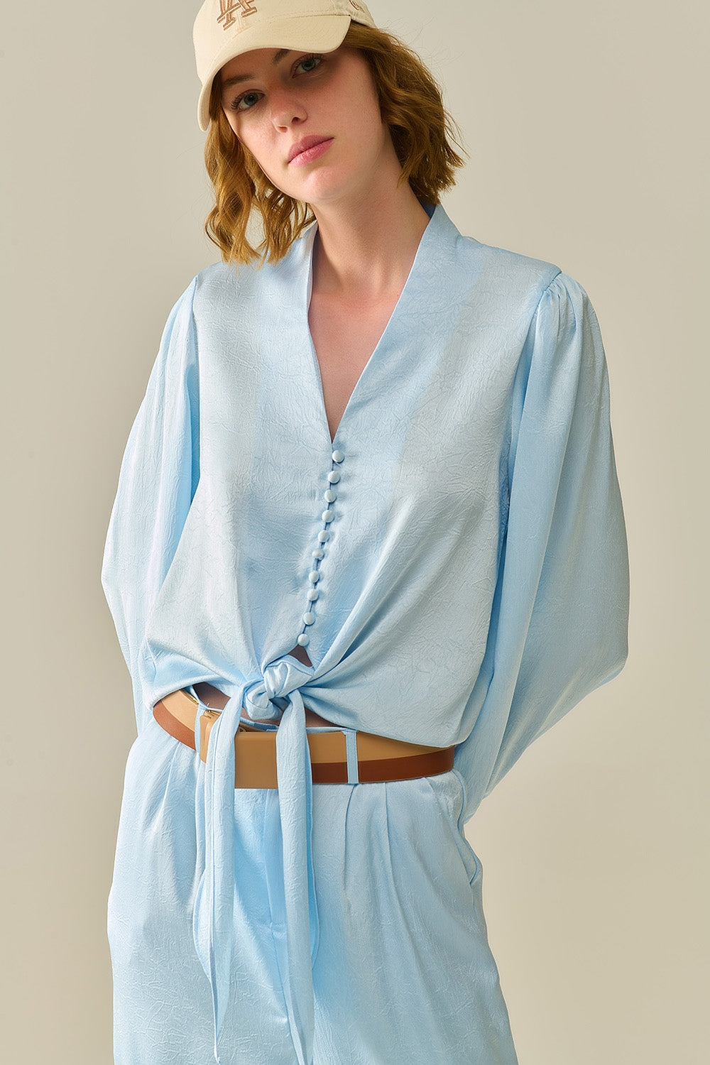 Cropped buttoned Shirt In Blue Featuring knot