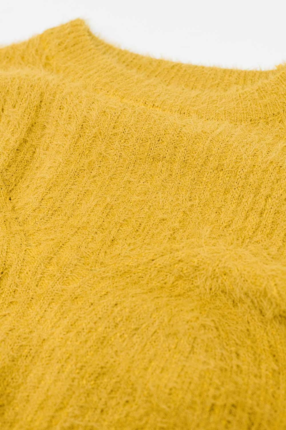 Pull court avec détails de couture en jaune