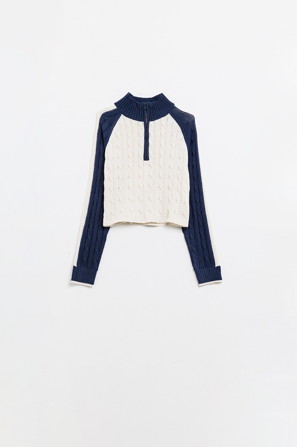 pull court blanc et bleu marine avec fermeture éclair au niveau du cou