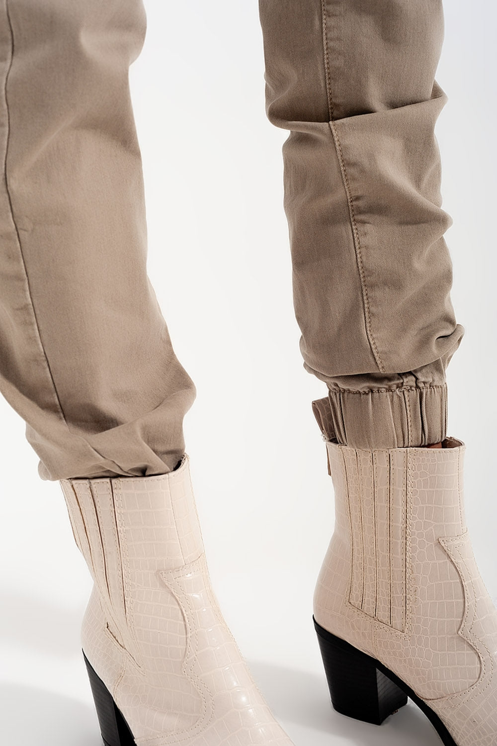 Cuffed utility pants with chain in beige Q2 Jeans BoutiqueLua