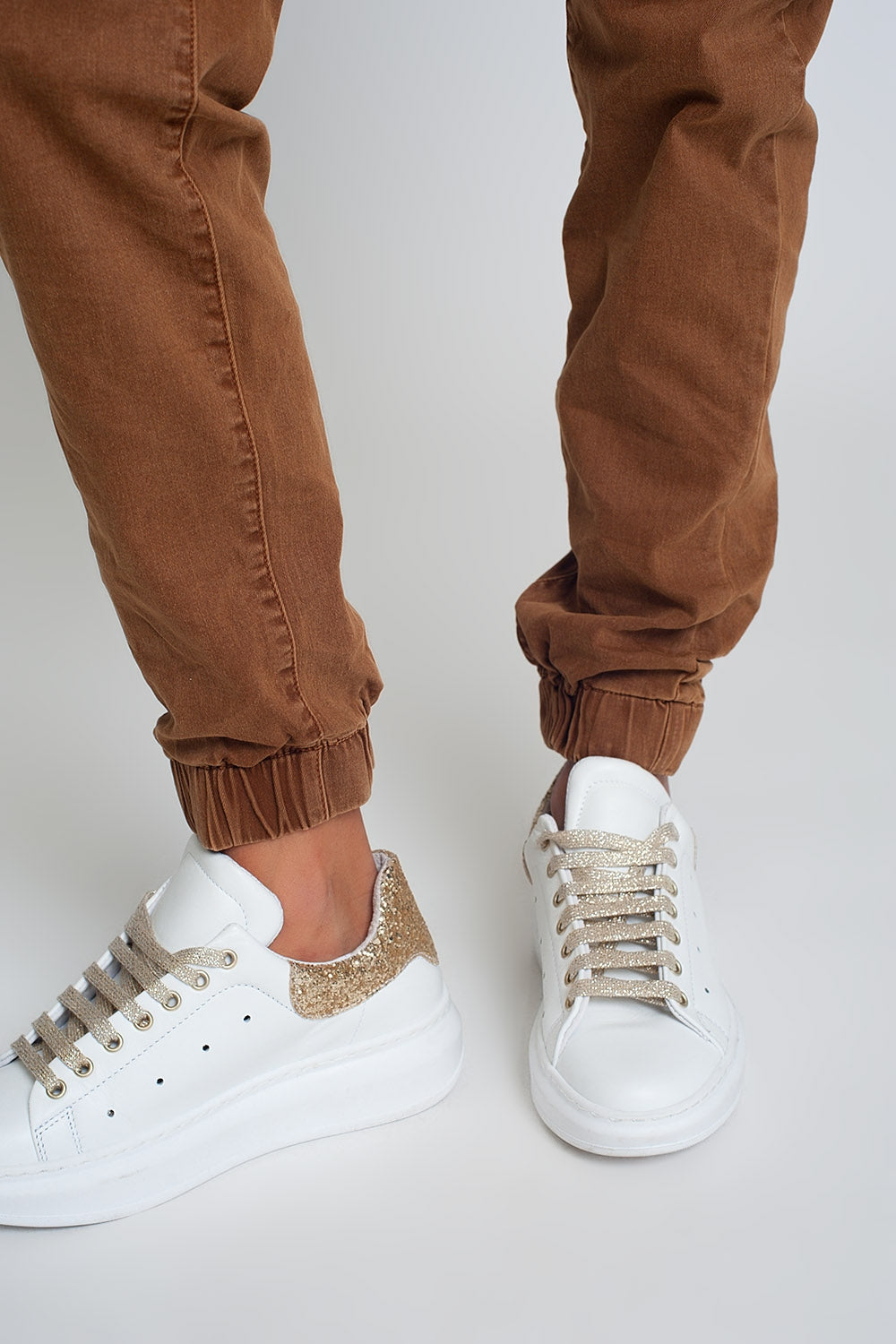 Cuffed utility pants with chain in brown Q2 Jeans BoutiqueLua