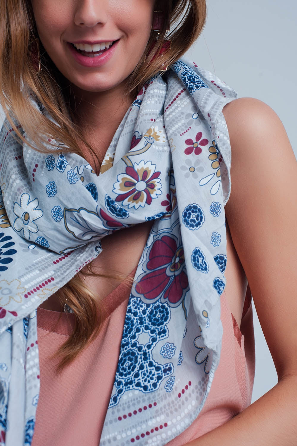 Gray scarf with flower print - Scarves