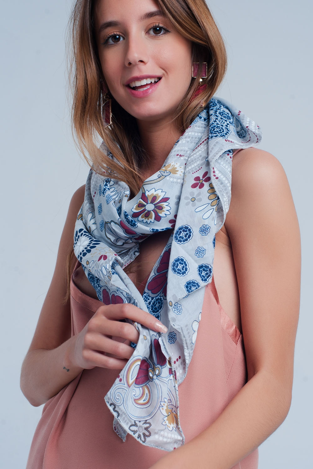 Gray scarf with flower print - Scarves