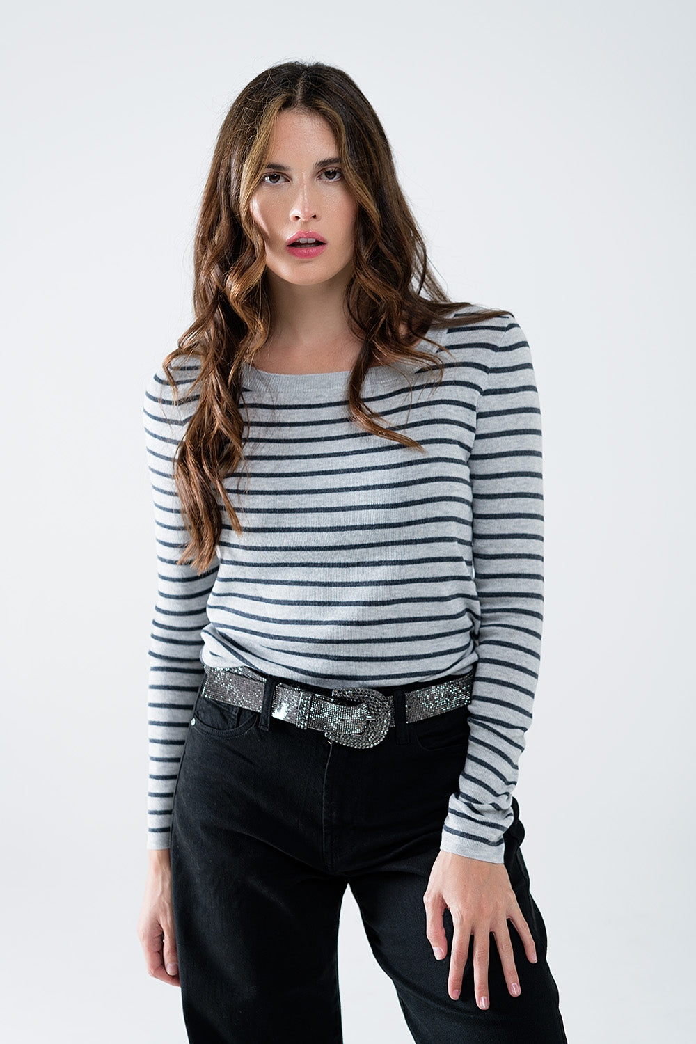 Pull en maille fine à rayures grises et col bateau