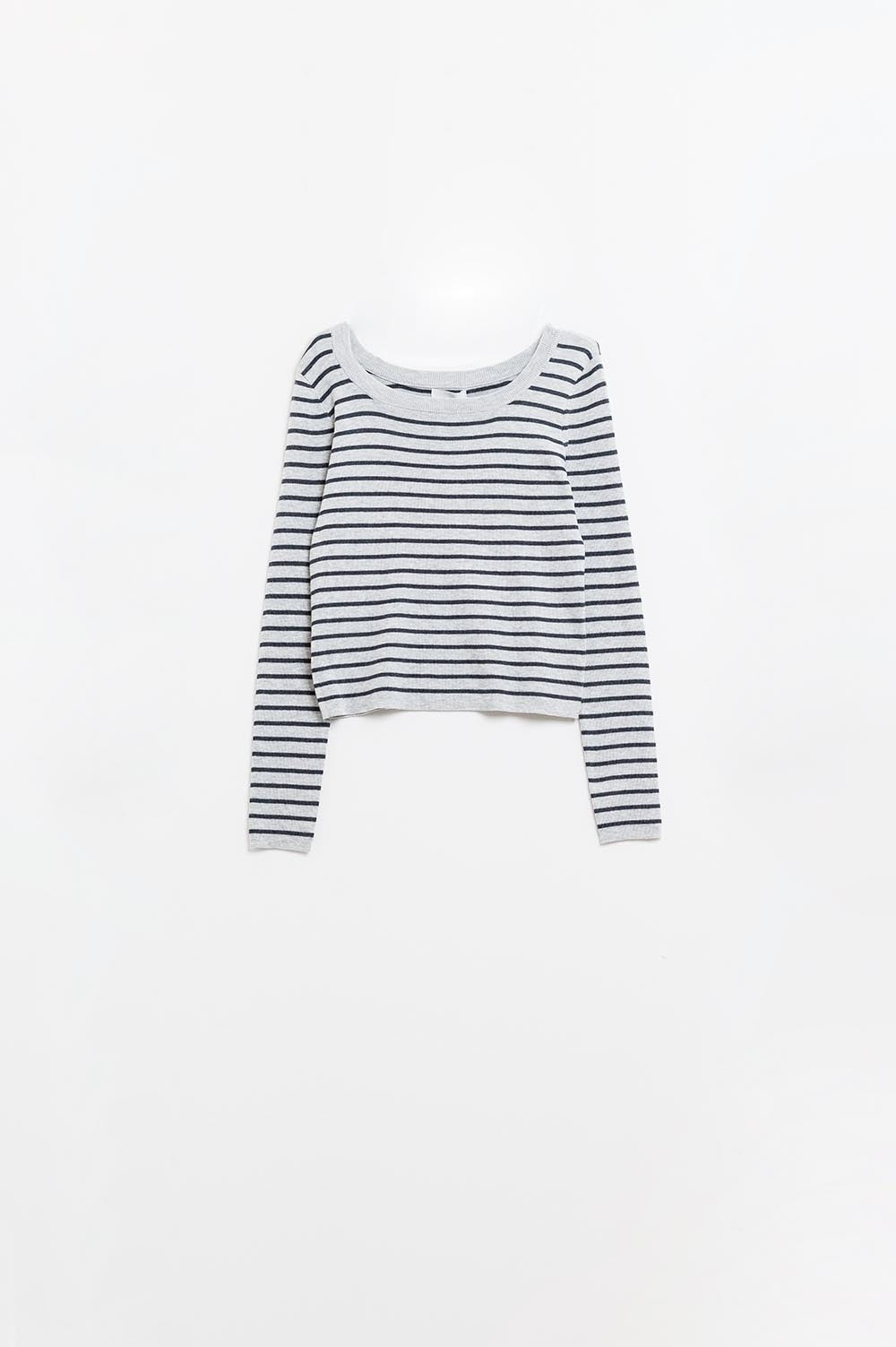 Pull en maille fine à rayures grises et col bateau