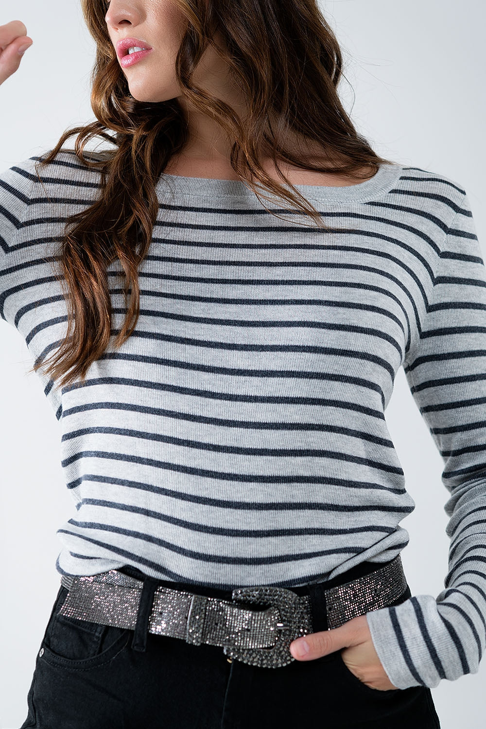 Pull en maille fine à rayures grises et col bateau