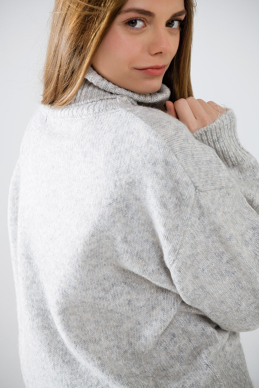 pull col roulé gris à manches tombantes