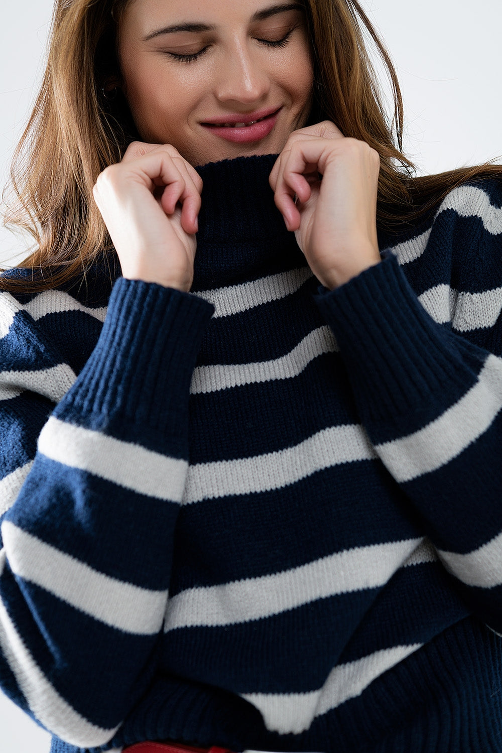 Pull rayé à col montant en bleu marine et gris
