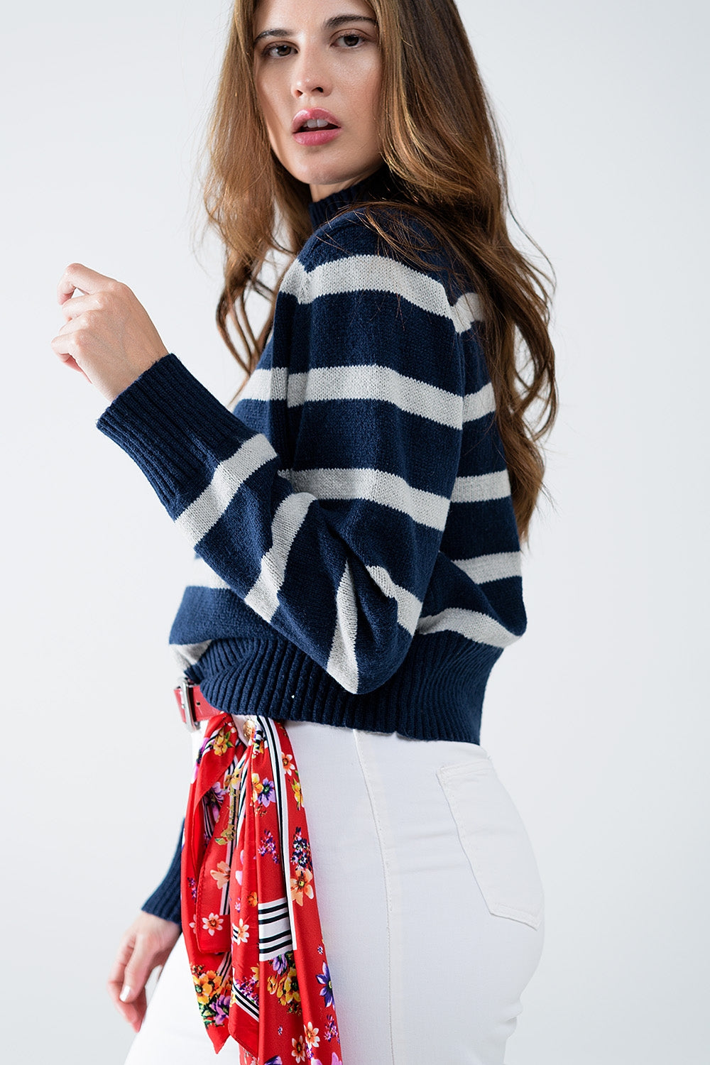 Pull rayé à col montant en bleu marine et gris