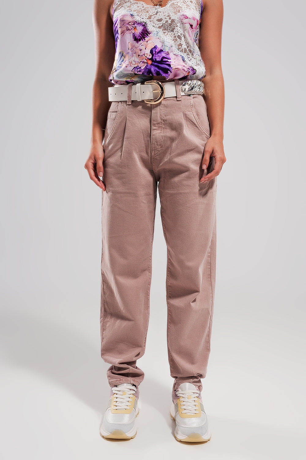 High rise jeans with pleat front in pink - Jeans