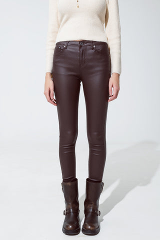 calça super skinny com efeito couro sintético marrom escuro