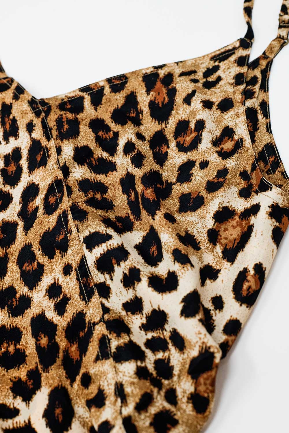 Vestido midi com estampa de leopardo