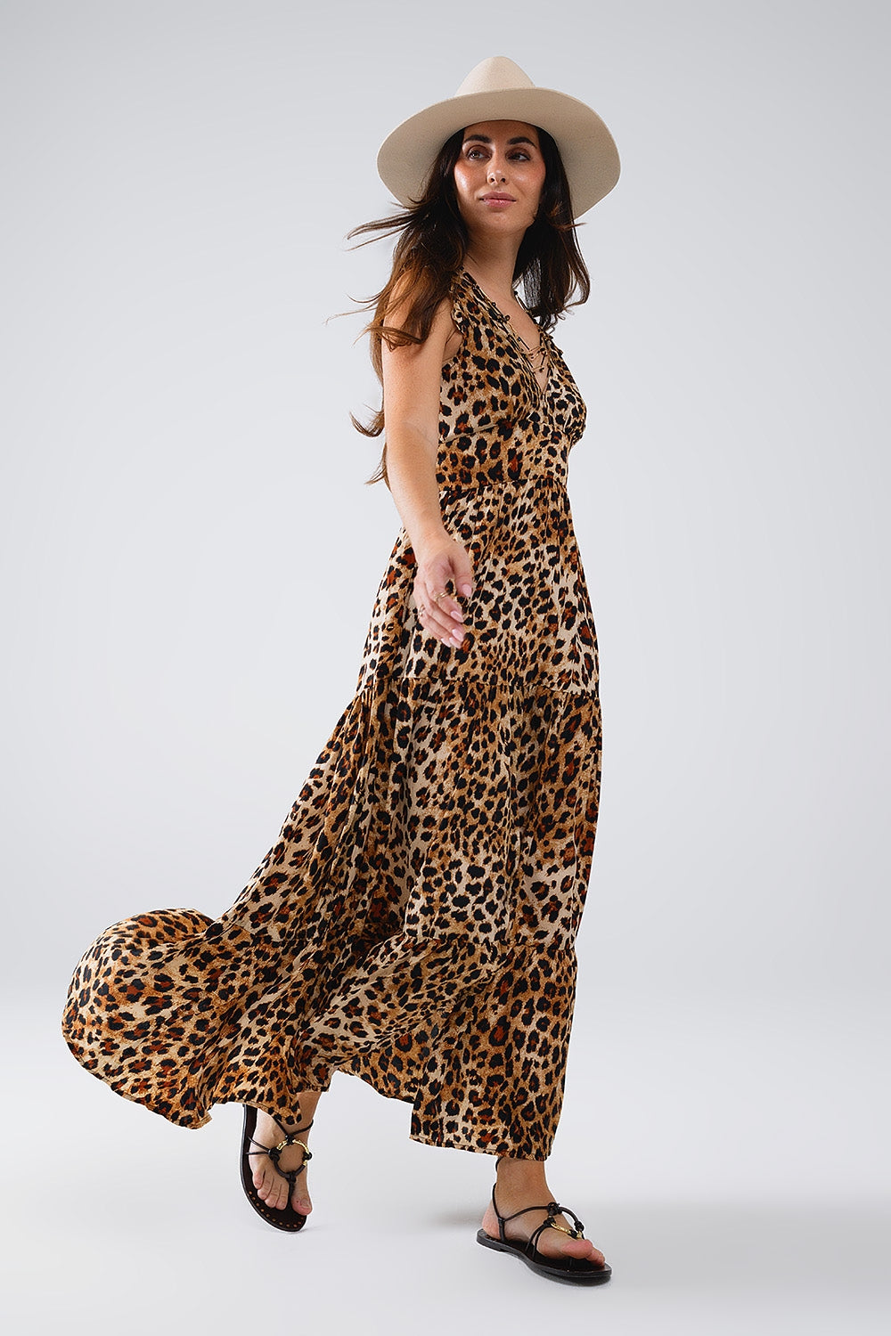 Vestido longo com estampa de leopardo e cintura franzida