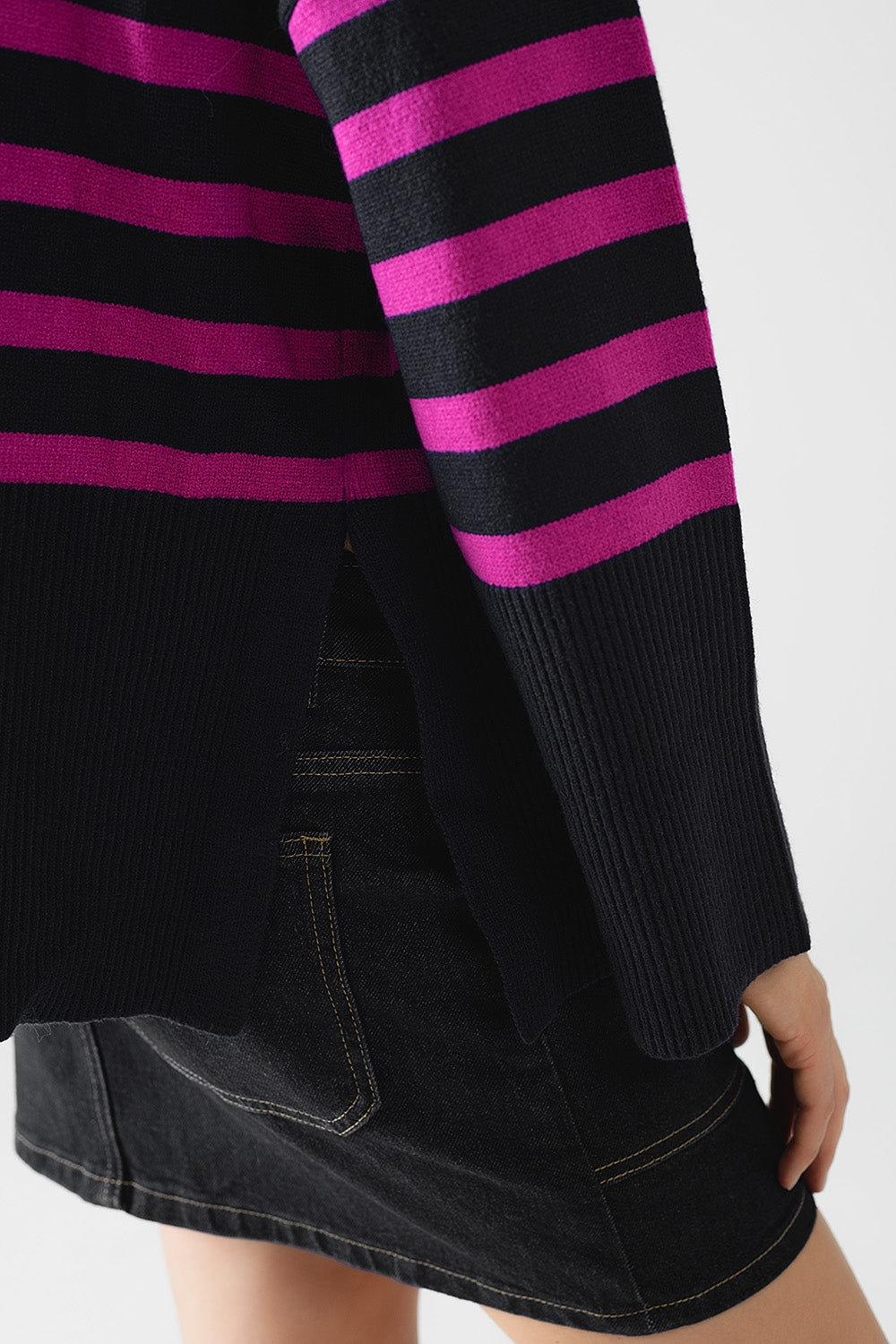 Pull oversize bleu marine à col roulé avec rayures fuchsia et fentes sur le côté