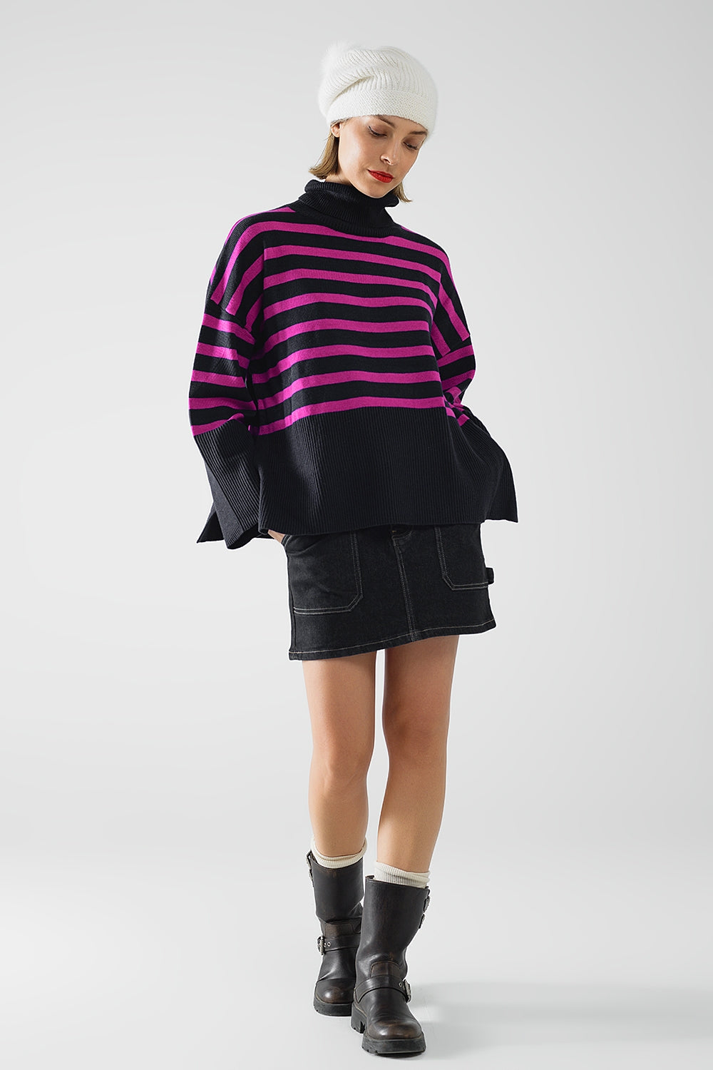 Pull oversize bleu marine à col roulé avec rayures fuchsia et fentes sur le côté