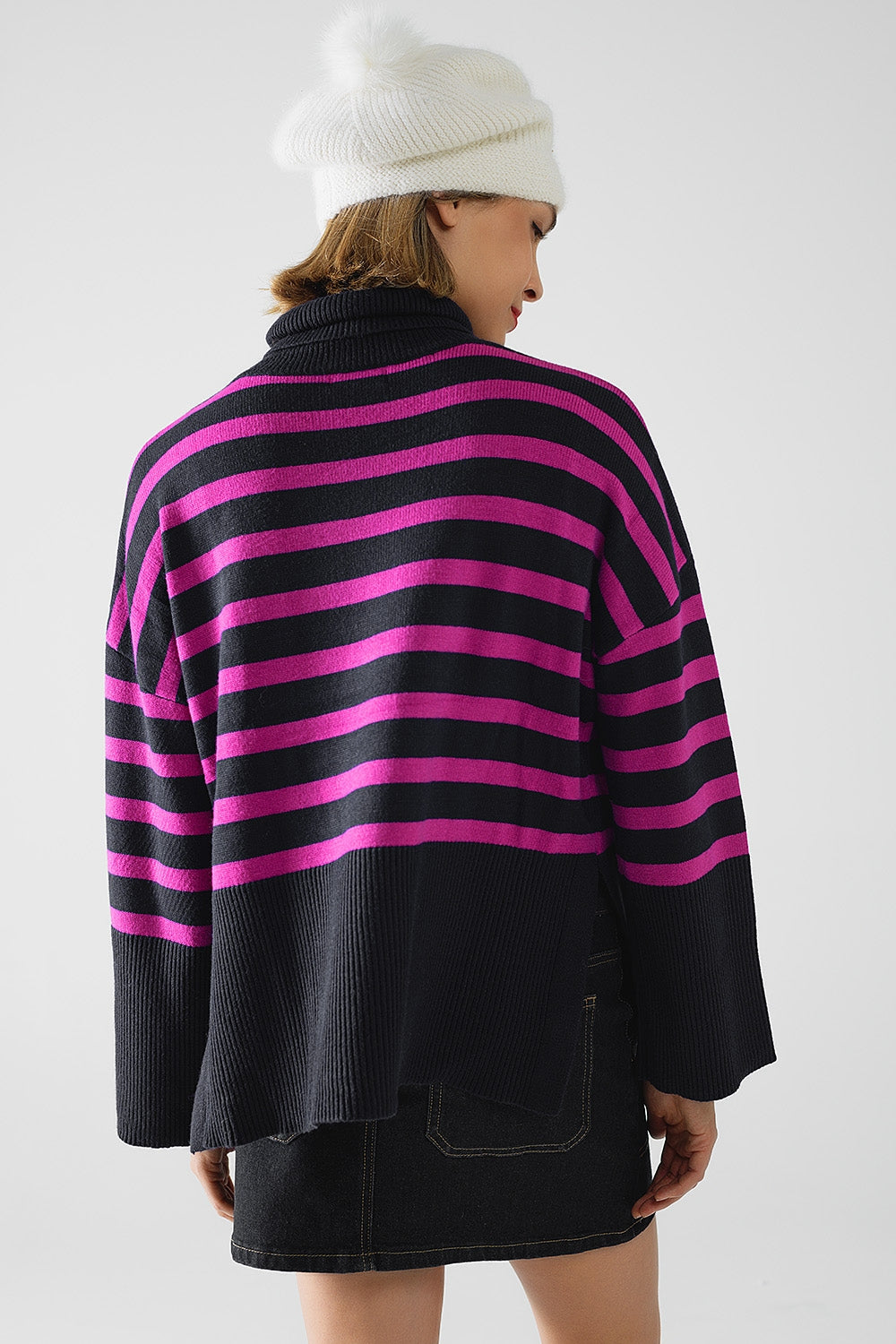 Pull oversize bleu marine à col roulé avec rayures fuchsia et fentes sur le côté