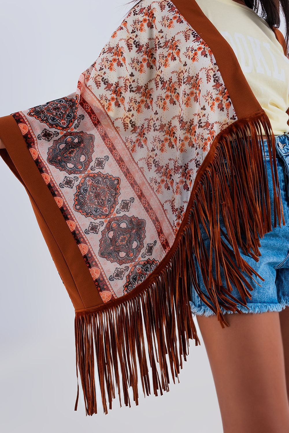 Printed kimono with fringe detail in brown - Kimonos