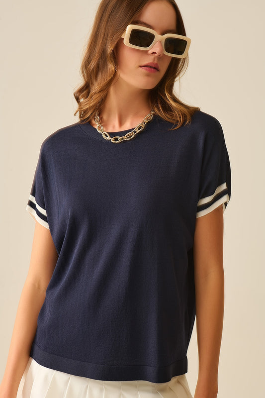 Q2 relaxed Sweater In navy with white contrast detail
