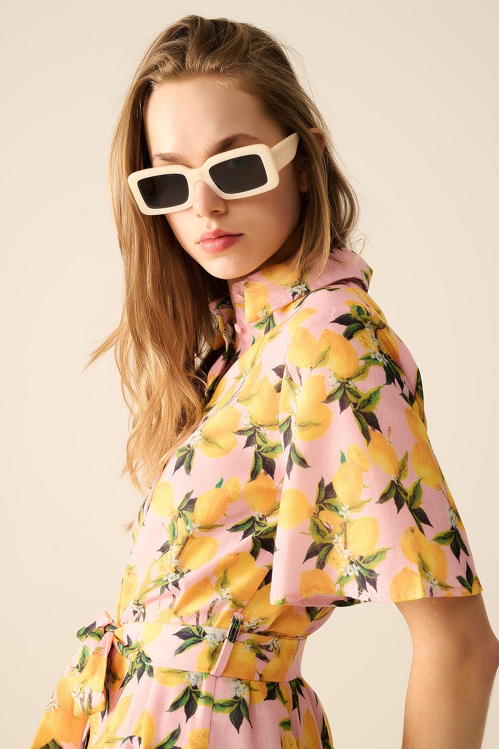 Romantic dress with waistband and lemon print and short sleeves in Pink