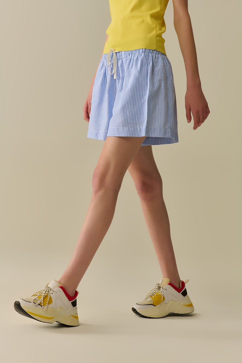 Short with stripes and strings in the waistband