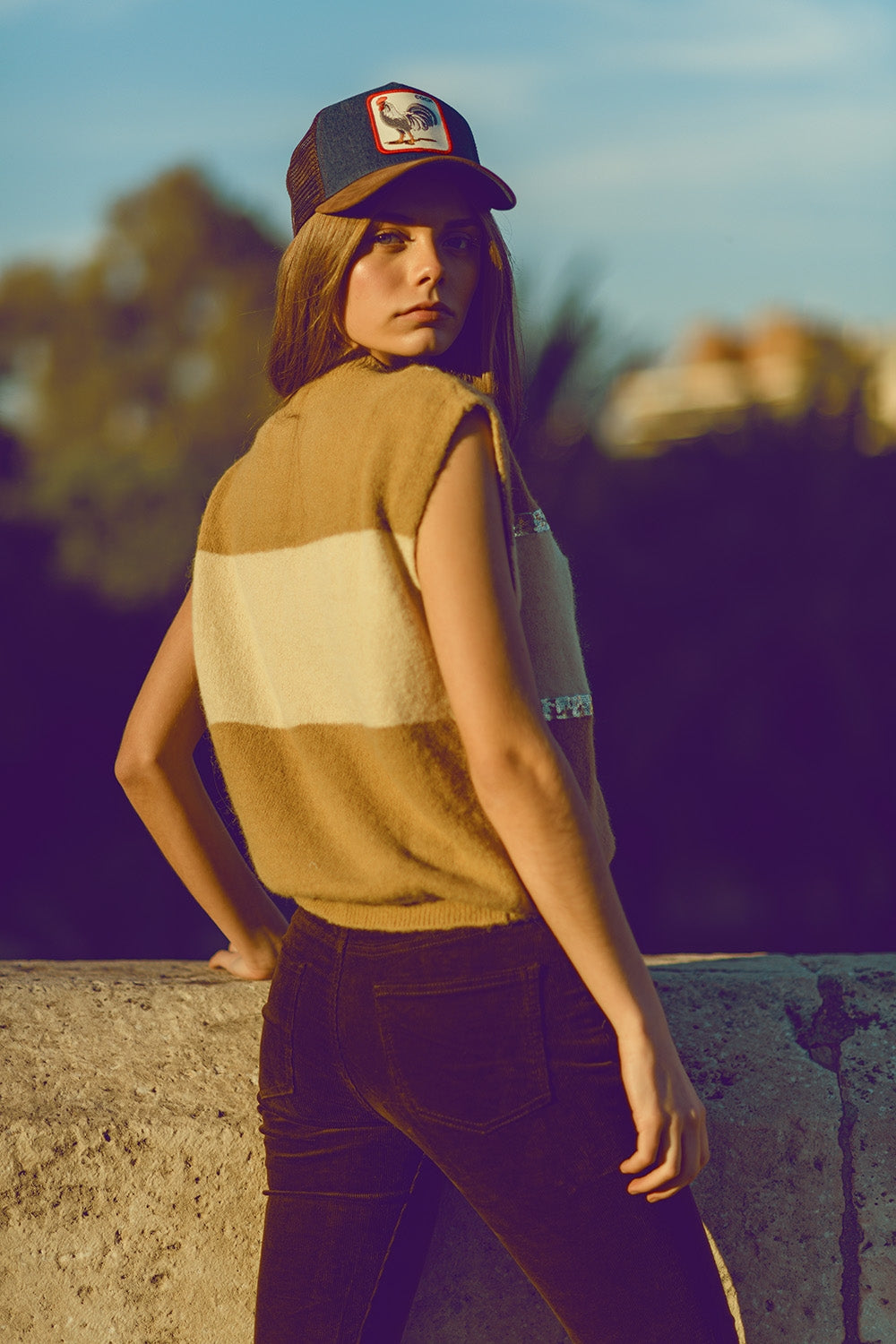 Pull beige sans manches avec détails pailletés