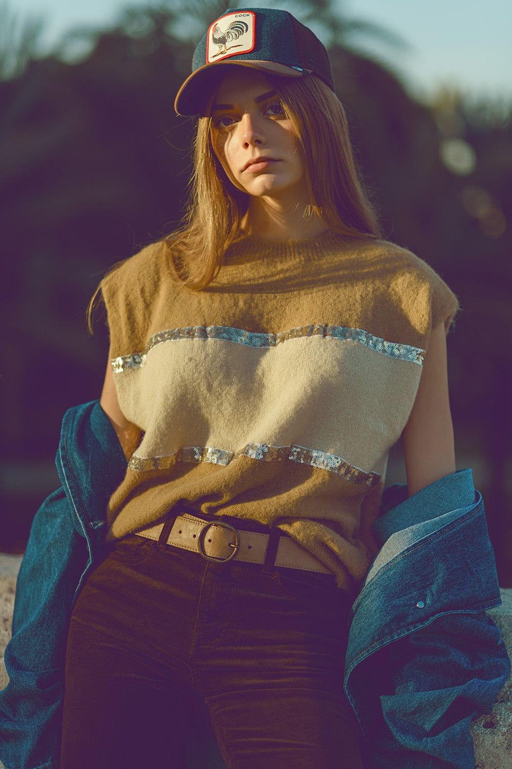 Pull beige sans manches avec détails pailletés