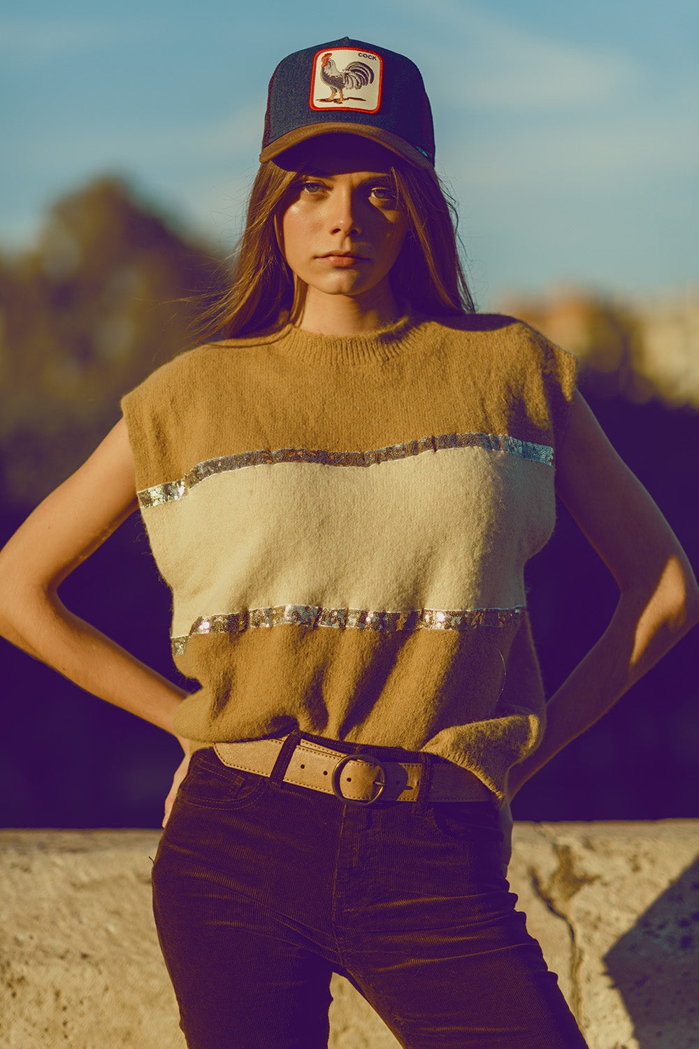 Pull beige sans manches avec détails pailletés