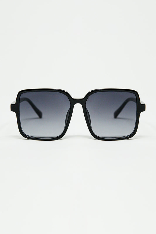 Square sunglasses with high gloss frame in black - Sunglasses