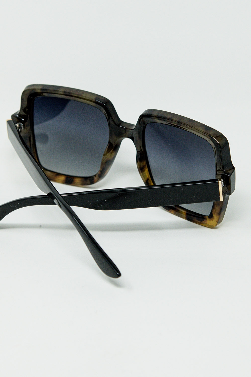 Sunglasses with a gradient print frame and black temples - Sunglasses
