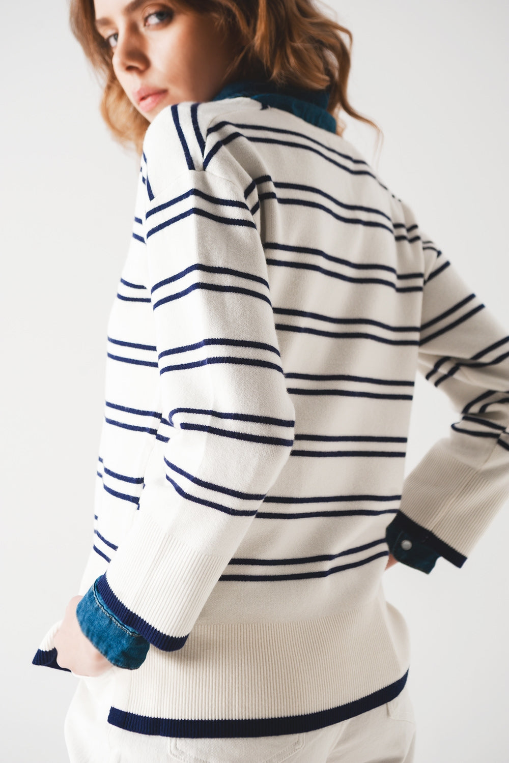 Sweater in white with navy stripe Q2 Sweaters BoutiqueLua