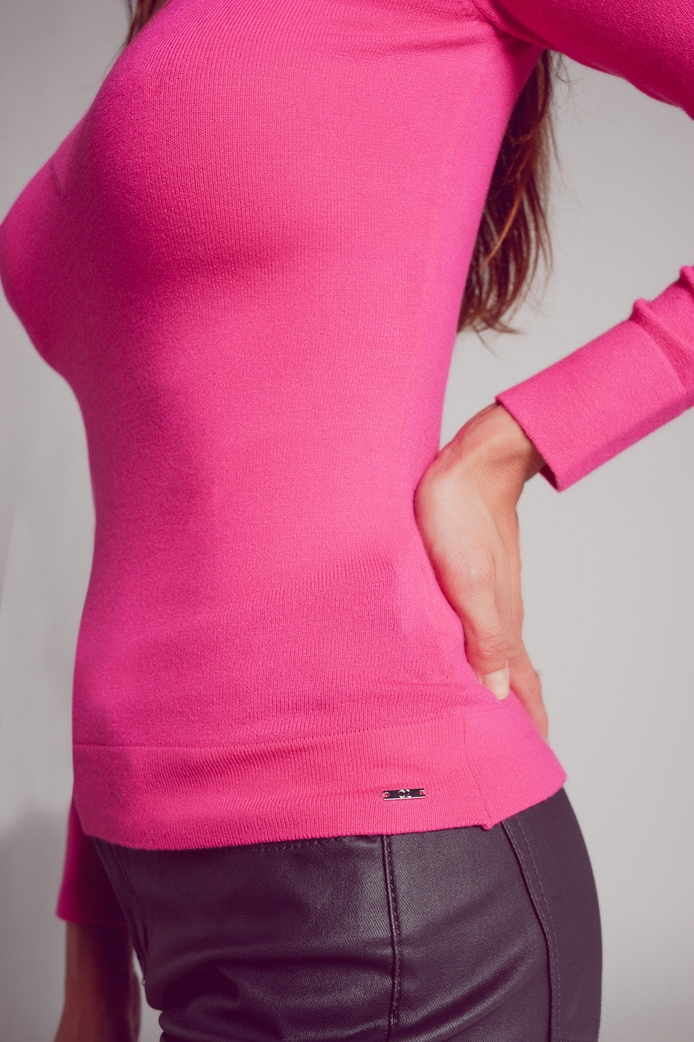 V neck fine knit jumper in fuchsia Q2 Sweaters BoutiqueLua