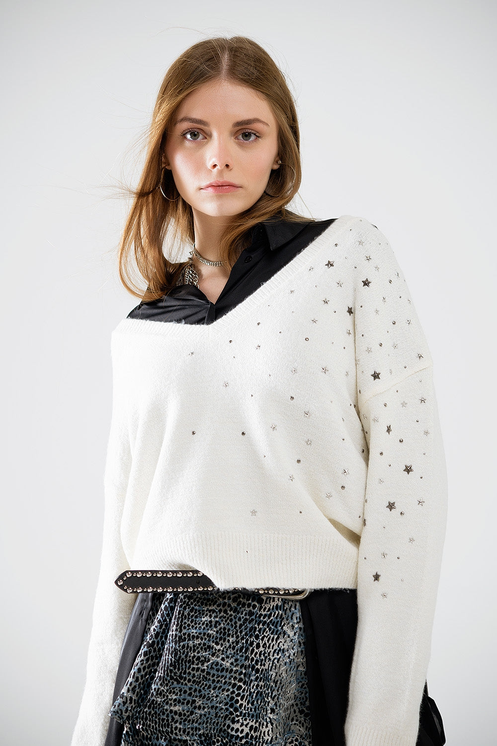 Pull col V orné d'étoiles métalliques