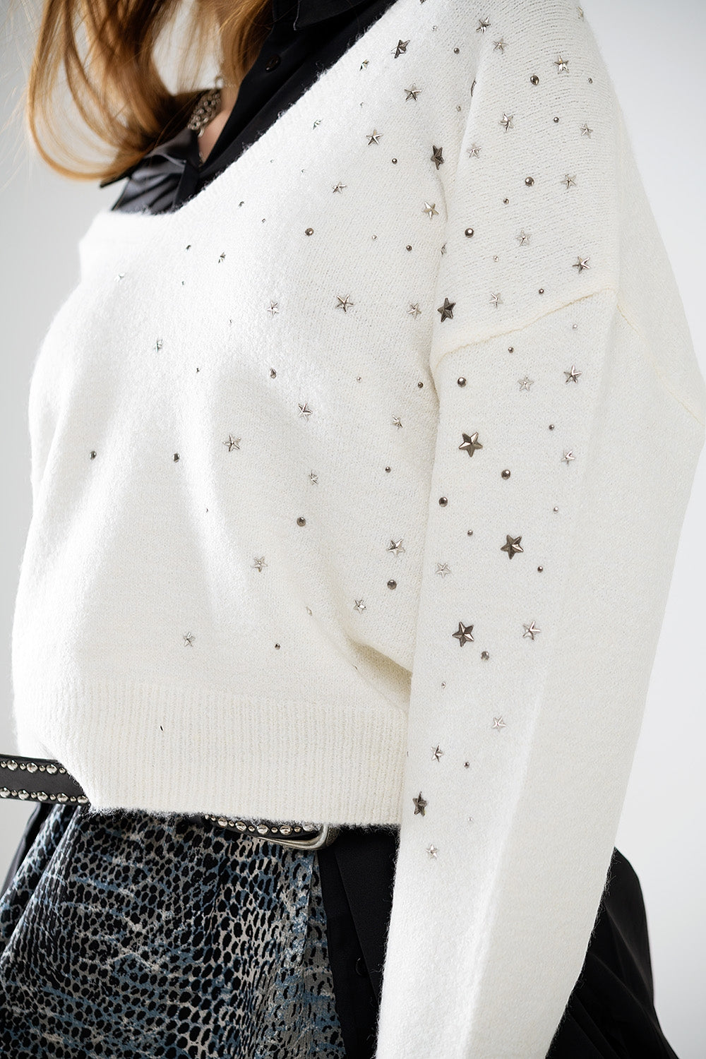 Pull col V orné d'étoiles métalliques