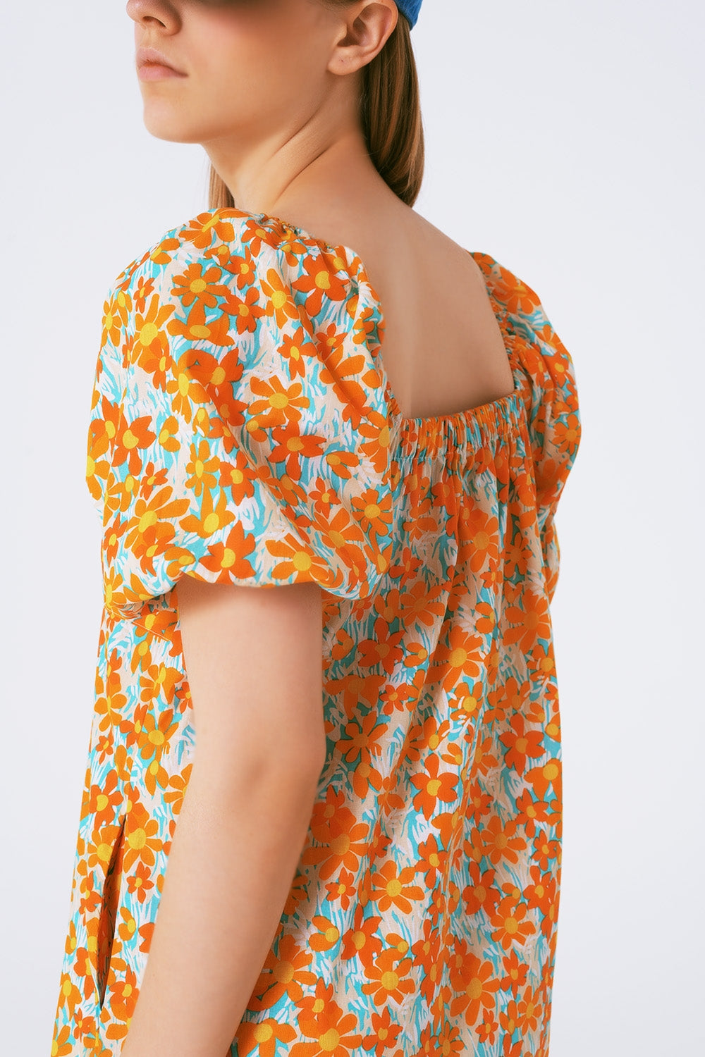 Vestido corto amplio estampado de flores y mangas abullonadas Q2 Dresses BoutiqueLua