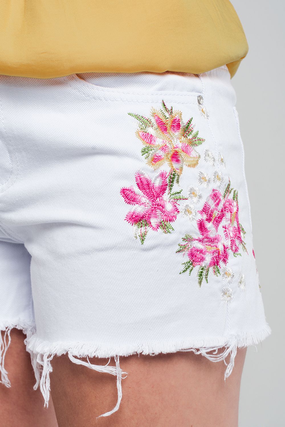 White denim shorts with embroidered flowers Q2 Jeans BoutiqueLua